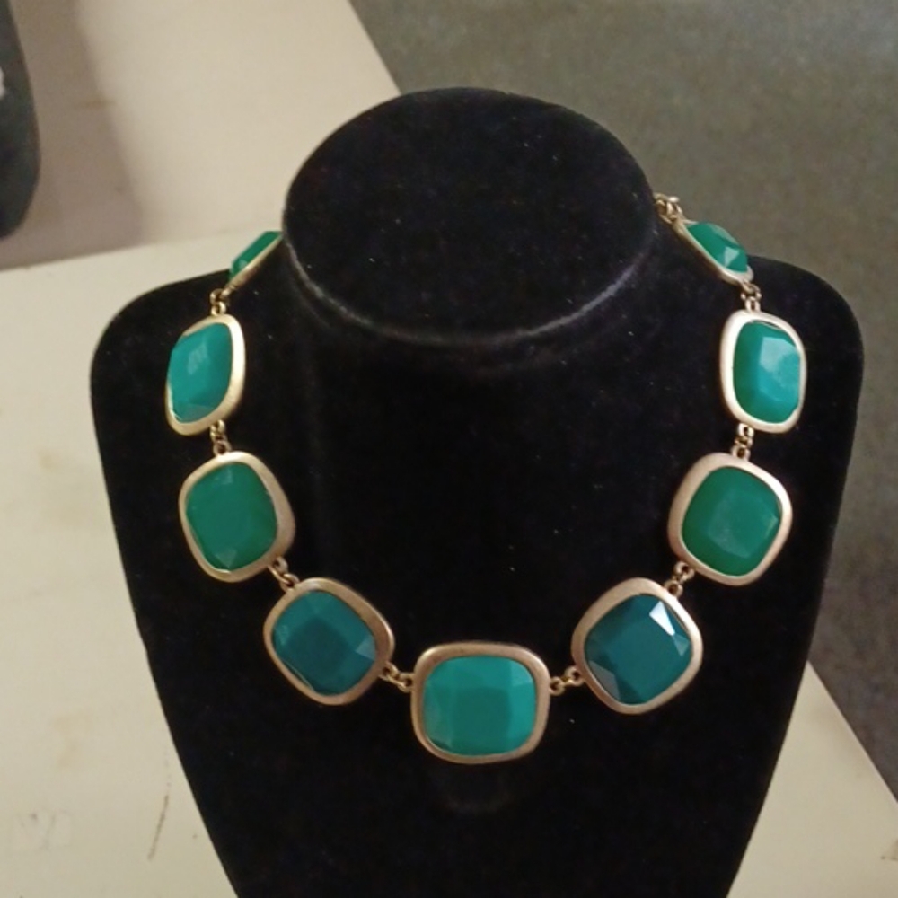 Beautiful accent piece necklace.